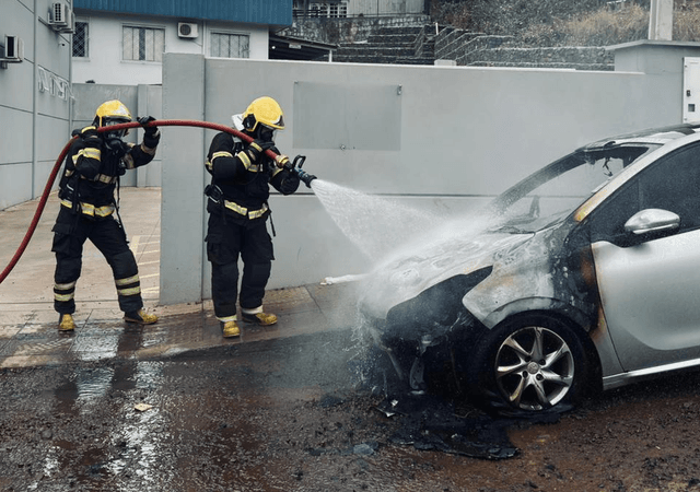 Peugeot 208 é destruído em incêndio