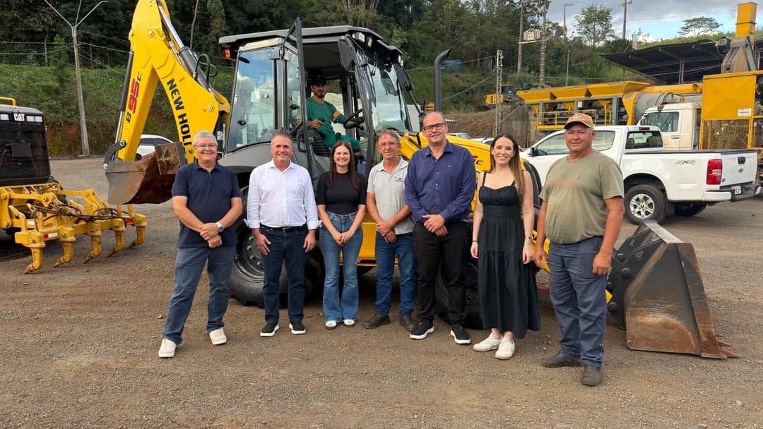 Nova retroescavadeira reforça parque de máquinas de Pinhalzinho