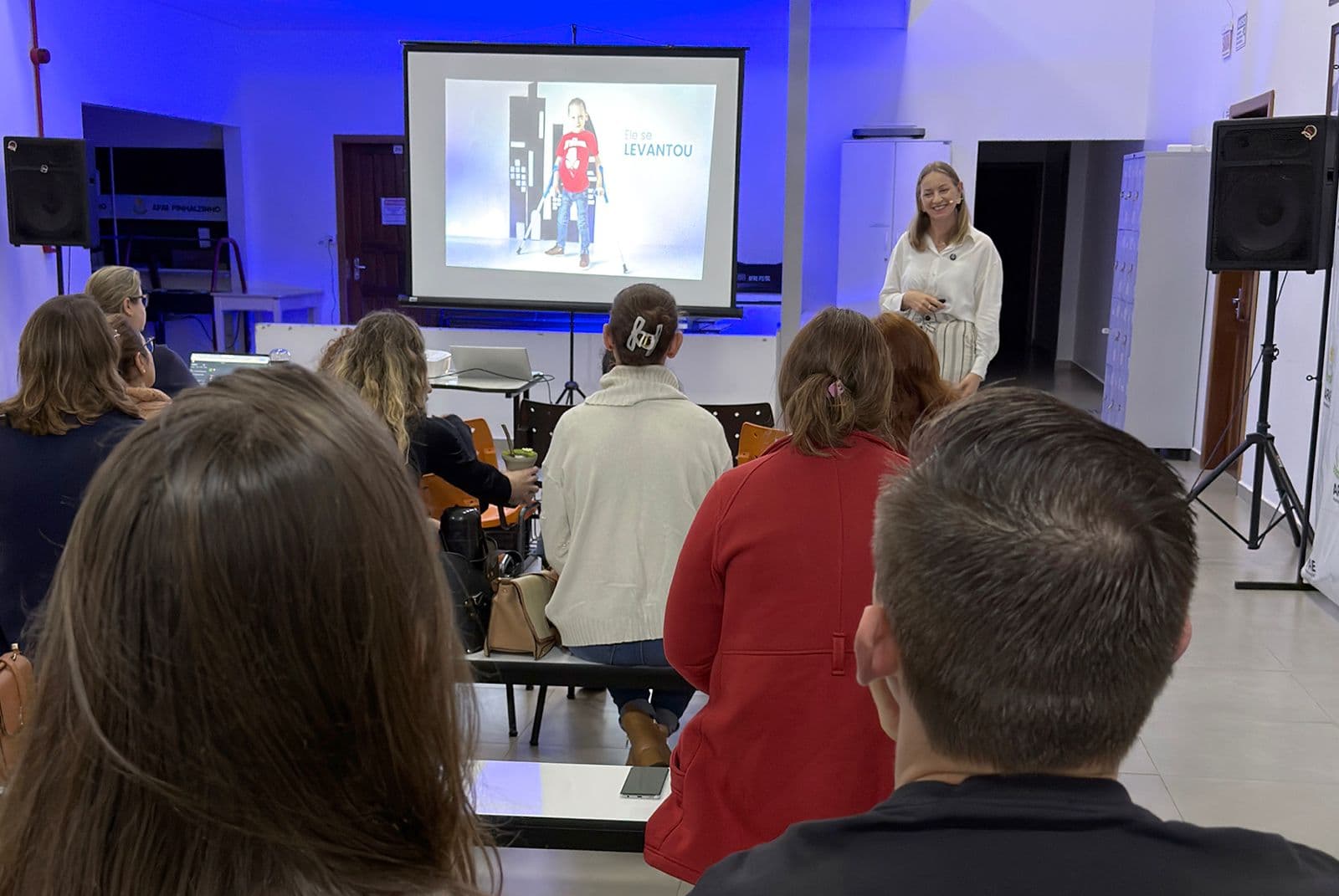 Palestra na APAE de Pinhalzinho reuniu famílias e promoveu momentos de acolhimento e superação (Foto por ASCOM)