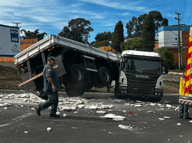 Acidente mobilizou equipes de emergência (Foto por Reprodução)