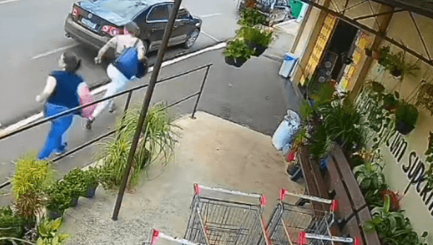 Pedestres escapam segundos antes de carreta bater em supermercado