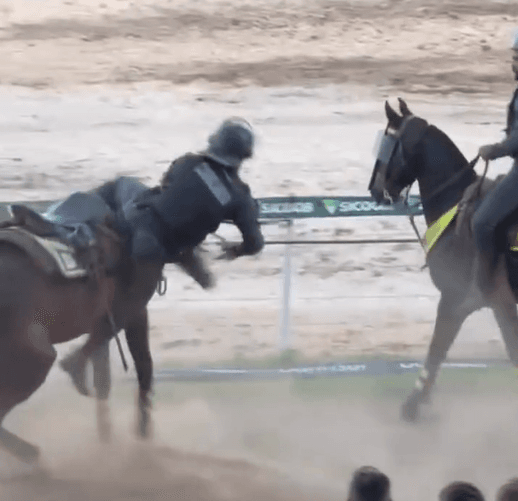 Policial sofre queda de cavalo durante rodeio