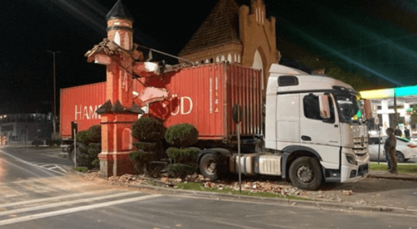 Carreta enroscou na estrutura da entrada do município (Foto por Polícia Militar)