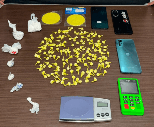 Polícia encontra 155 porções de cocaína e prende casal