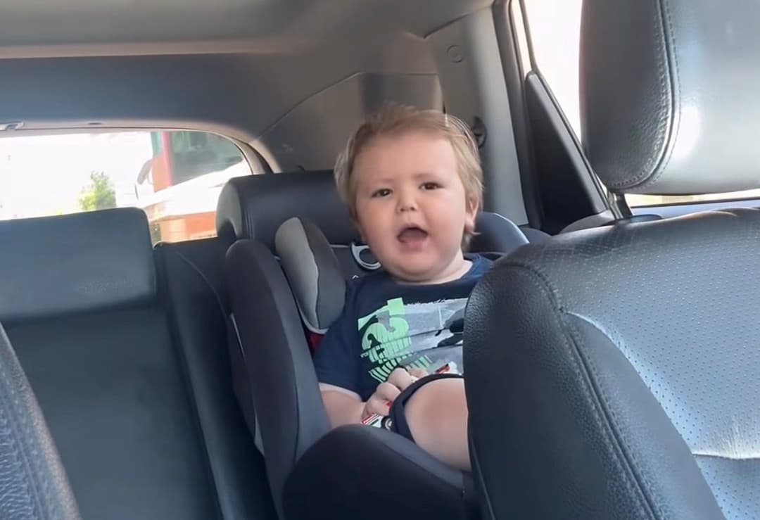 Gusttavo Lima compartilha vídeo de criança de Palmitos cantando sua música