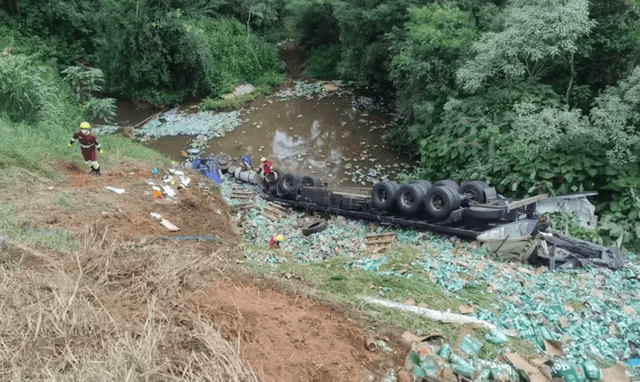 Populares ignoram caminhoneiro morto para saquear cerveja
