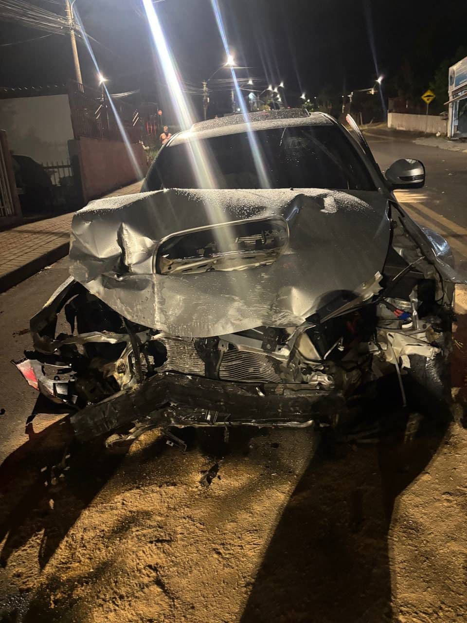 Meliantes acabaram colidindo o carro (Foto por PM)