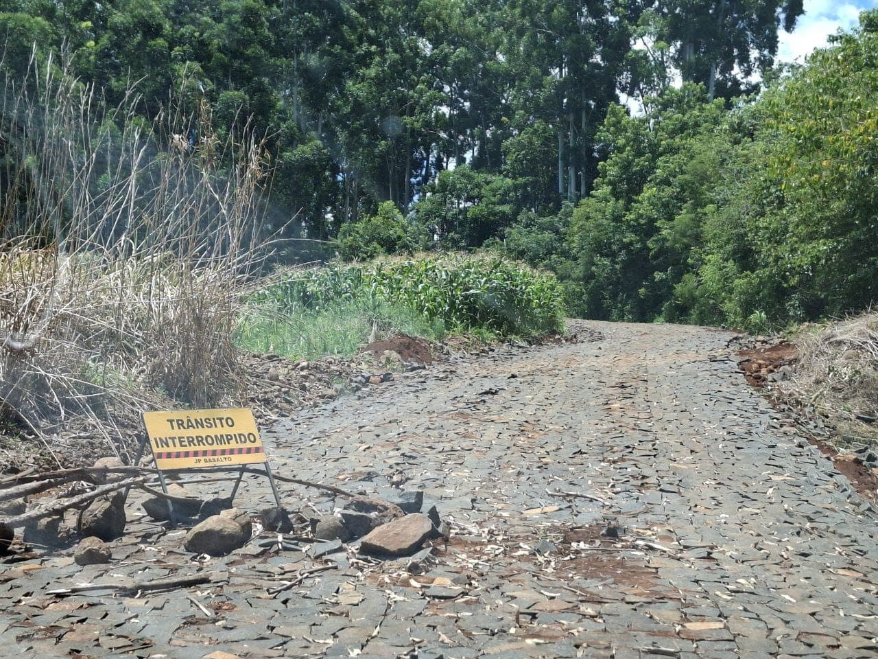 Caminhões danificam estrada em obras na Linha Marcelino, em São Carlos (por PM)