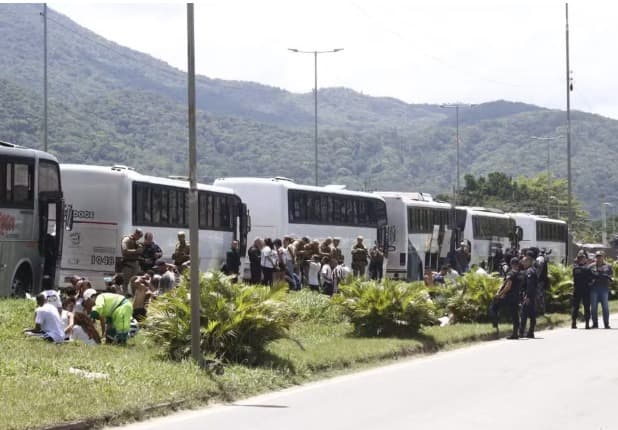 Briga entre torcedores de Santos e Internacional (por Luiz Carlos de Souza/NSC TV)