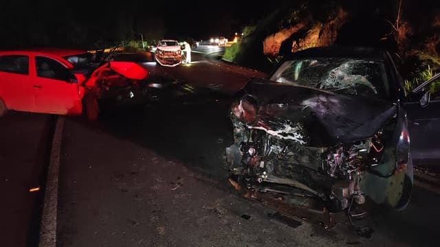 Madrugada trágica: Colisão entre três veículos mata homem e deixa criança ferida na SC-283