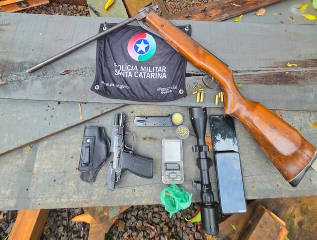 Pistola é encontrada dentro de fogão a lenha em chácara