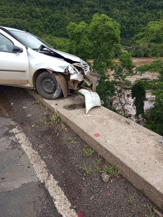 Carro quase cai de ponte após colisão com caminhão na BR-282