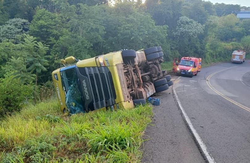Scania tombou próximo a rodovia (Foto por Corpo de Bombeiros)