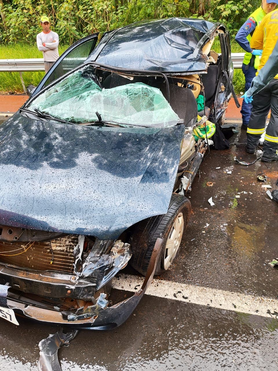 Motorista é ejetado para fora do veículo e morre após colisão entre carro e caminhão