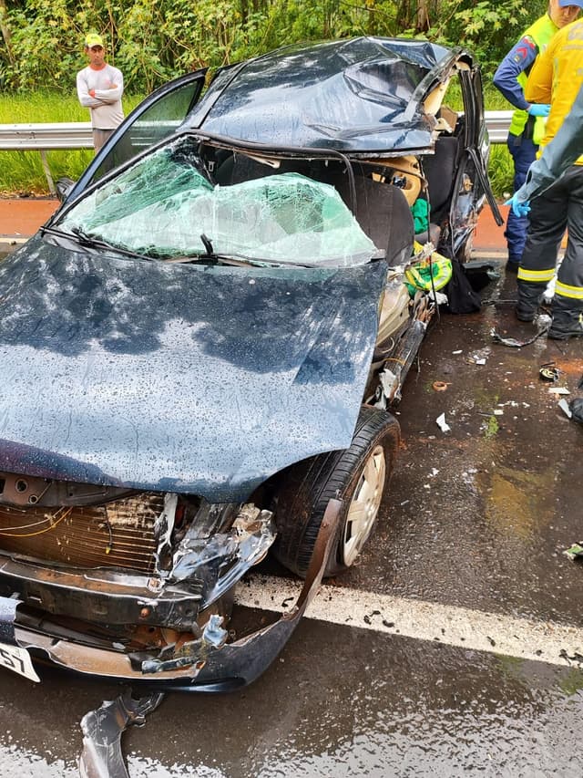 Motorista é ejetado para fora do veículo e morre após colisão entre carro e caminhão