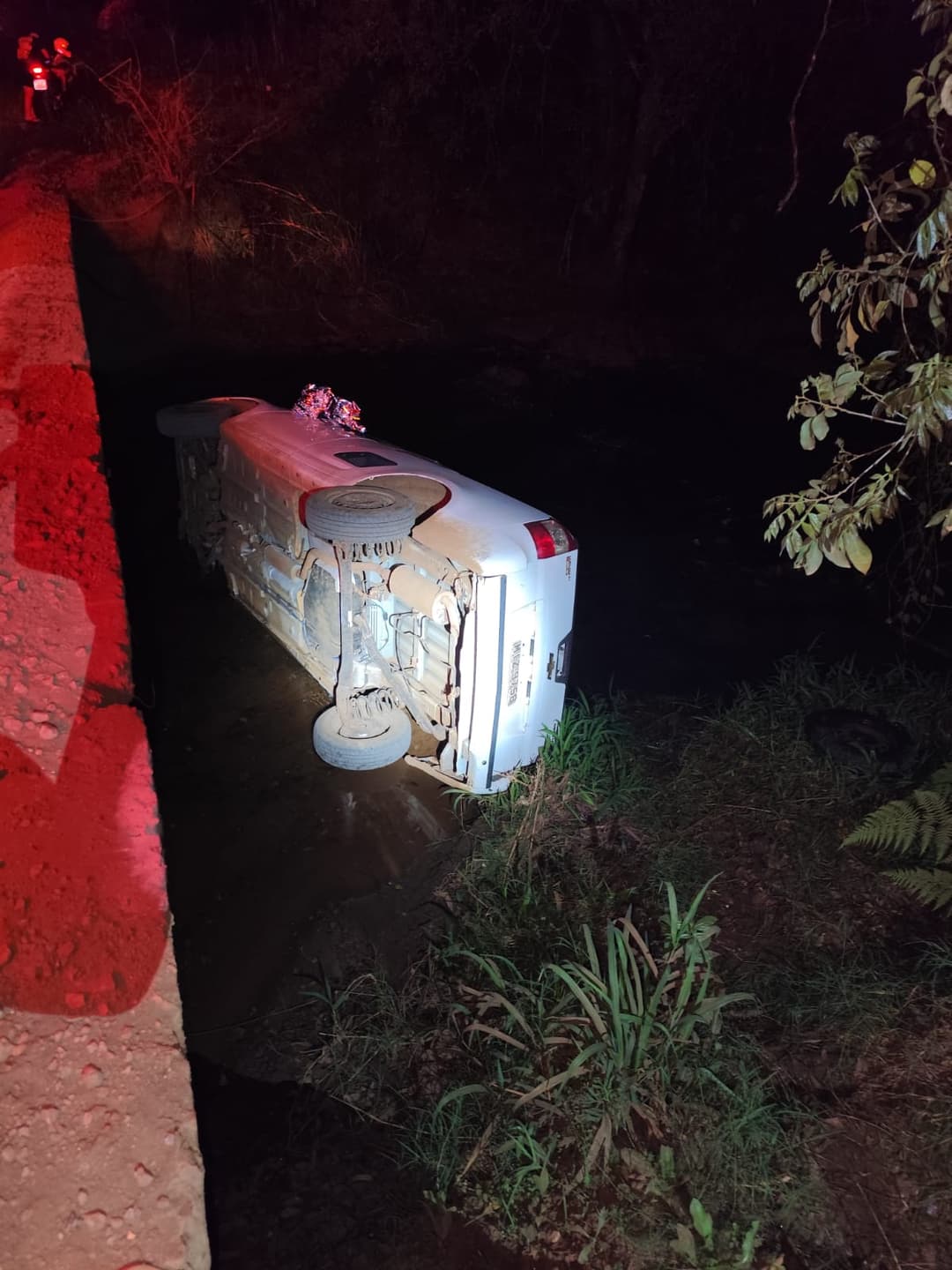 Homem fica ferido após carro capotar e cair de ponte em União do Oeste