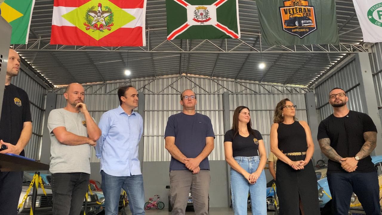 Deputado visitou a sede do Veteran Car de Pinhalzinho (Foto por Felipe Eduardo Zamboni)