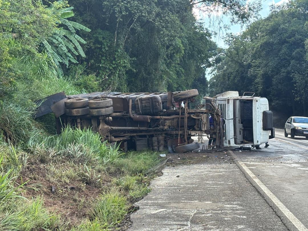 Motorista fica ferido após cabine se desprender em tombamento