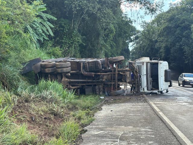 Motorista fica ferido após cabine se desprender em tombamento