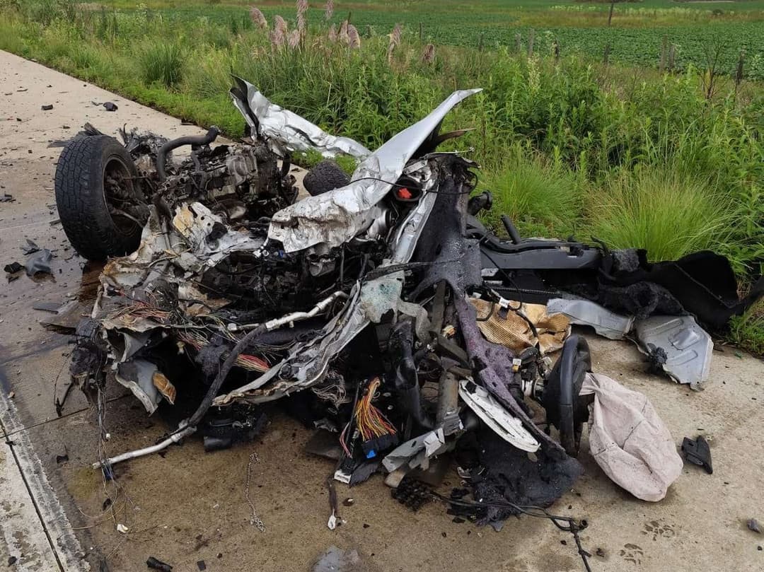 Picape parte ao meio em violenta colisão