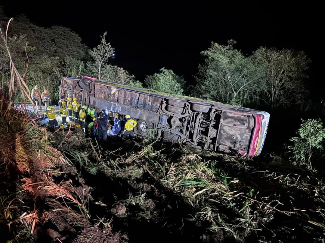 Ônibus tomba em ribanceira e deixa três mortos