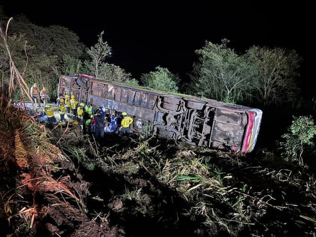 Ônibus tomba em ribanceira e deixa três mortos