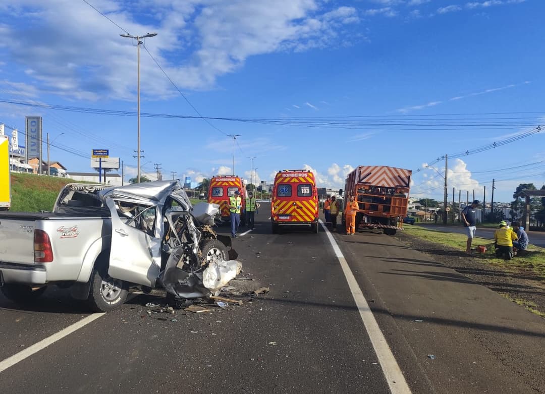 Hilux fica destruída em Chapecó
