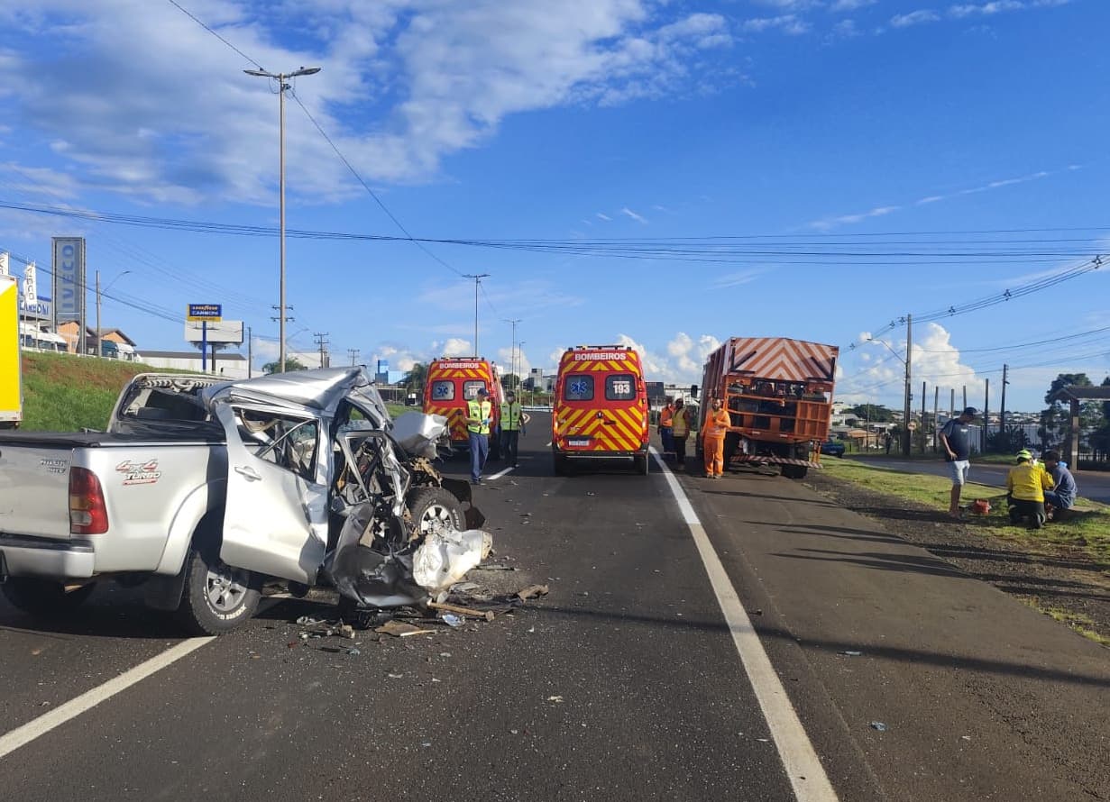 Veículo teve a frente totalmente danificada (Foto por Corpo de Bombeiros)