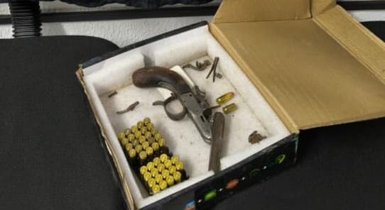 PM flagra garrucha em caixa de papelão