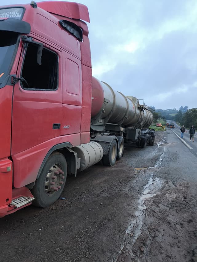 Caminhão carregado com diesel se envolve em colisão na BR-282
