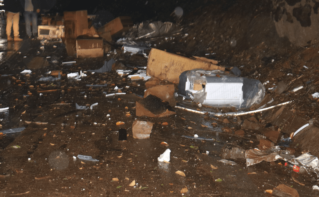 Aparelhos de ar-condicionado ficam espalhados após colisão em barranco