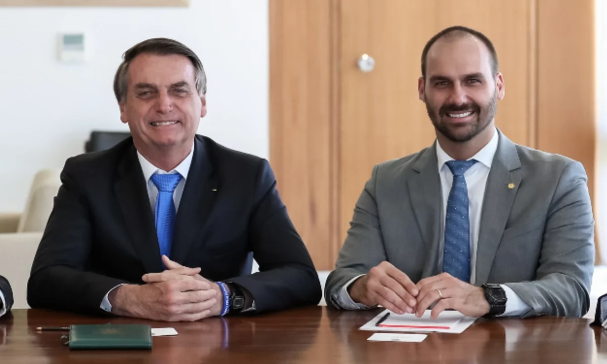 Jair e Eduardo Bolsonaro (Foto por Marcos Corrêa/PR)