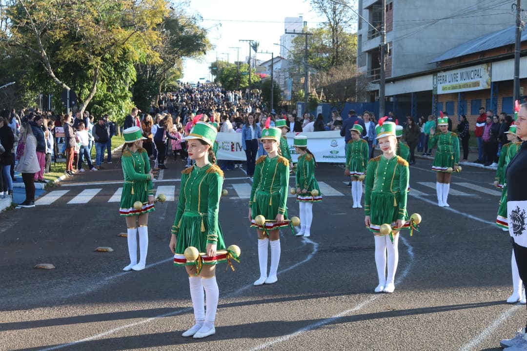 Desfile de 7 de Setembro reúne comunidade em Pinhalzinho