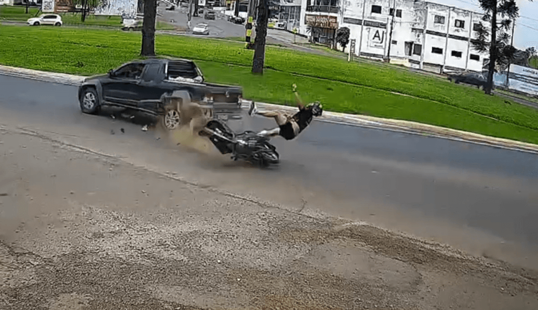 IMPRESSIONANTE: Câmera mostra violenta batida em Pinhalzinho