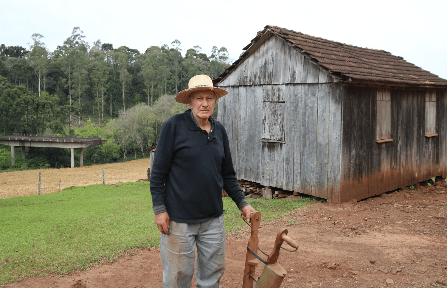 Aos 86, agricultor cuida da propriedade — e guarda o passado em galpões