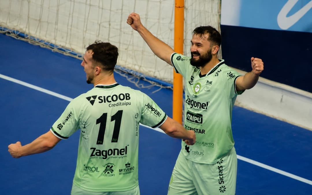 Hat-trick de Renan Mantelli comanda vitória da Pinhalense