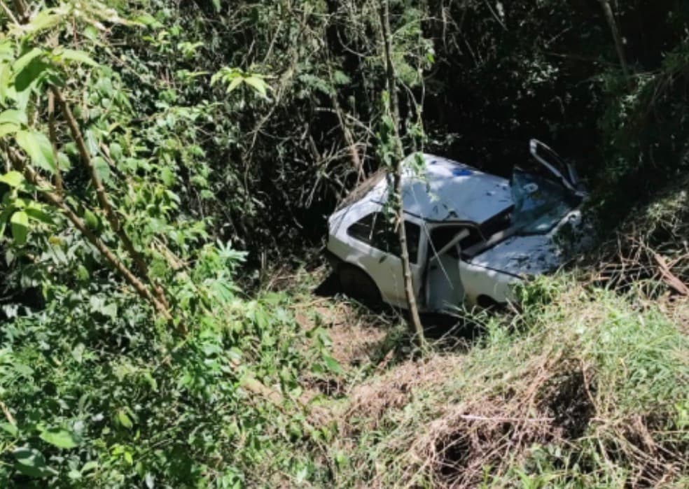 Ferido, passageiro rasteja para carro e espera 17 horas por socorro