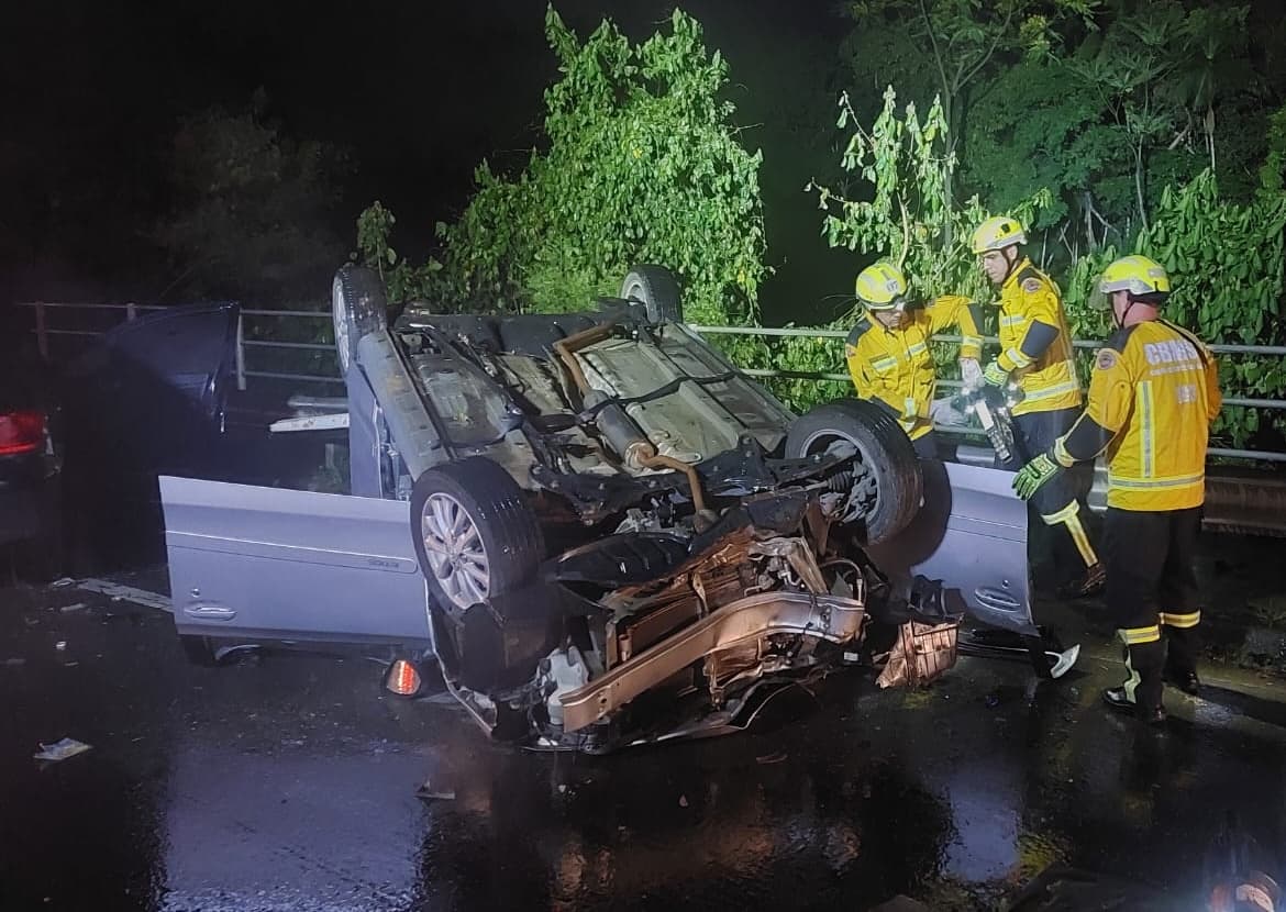 Passageiros do Toyota Etios morreram no acidente (Foto por Corpo de Bombeiros)