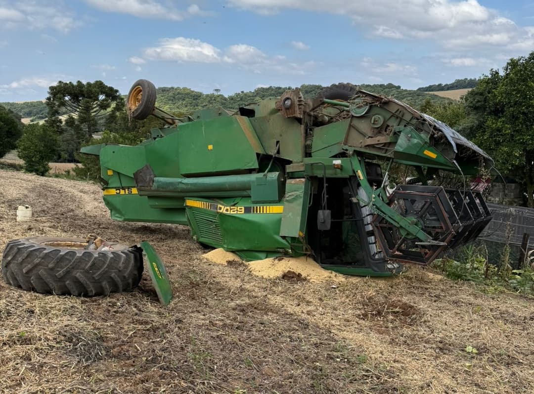 Colheitadeira capota em área rural; roda foi arrancada