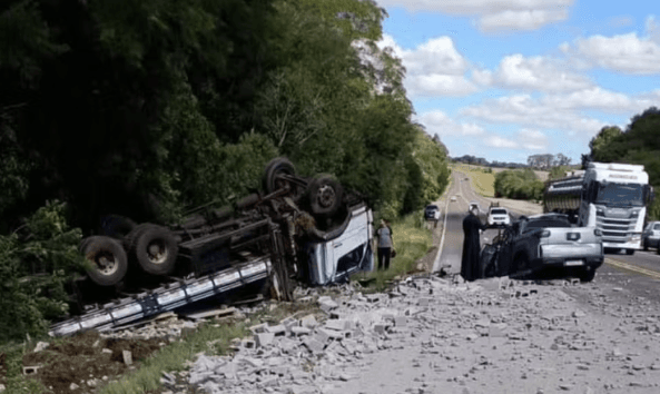 Acidente em rodovia no Rio Grande do Sul (Foto por Arquivo pessoal)