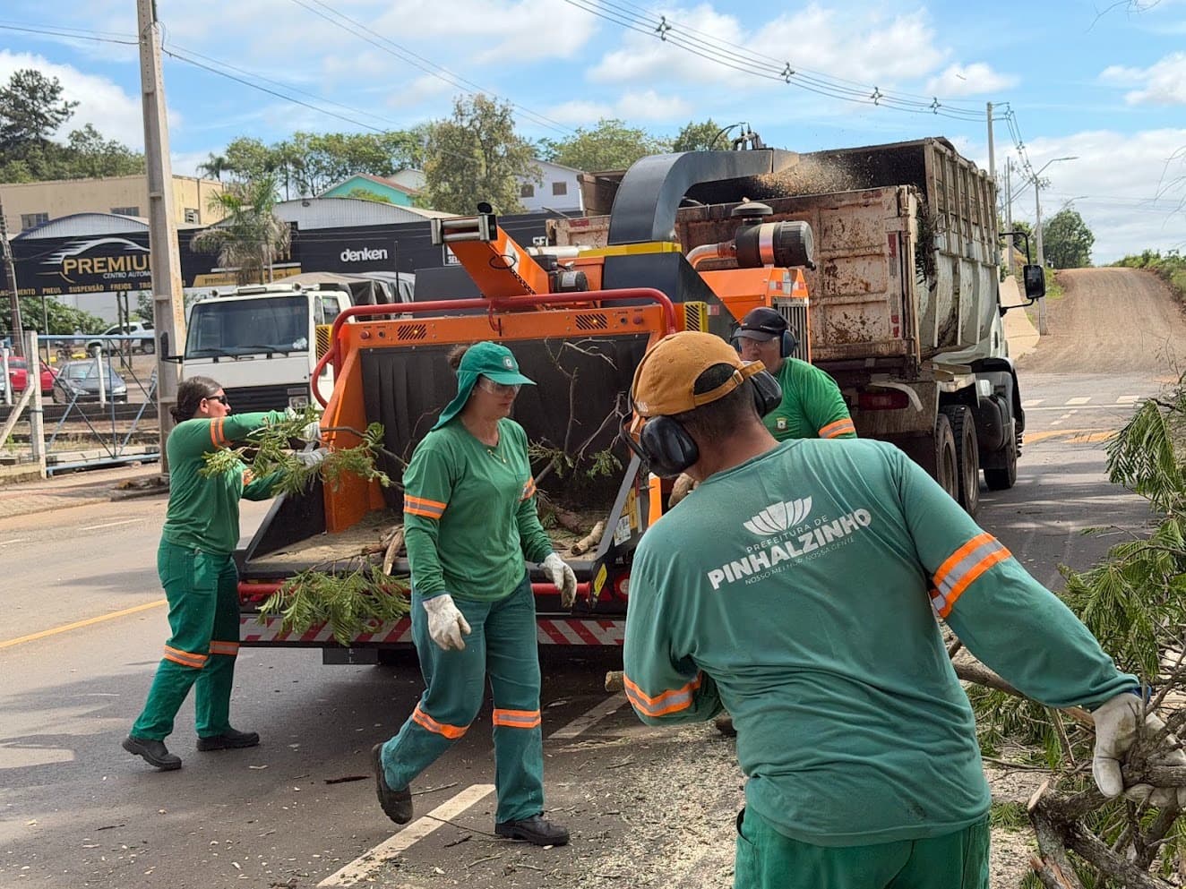 Novo triturador de galhos moderniza serviços e permite reaproveitamento de resíduos em Pinhalzinho (Foto por Ascom)