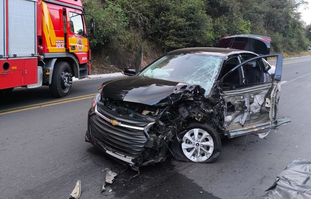 Veículo onde estava a vítima (Foto por Corpo de Bombeiros)