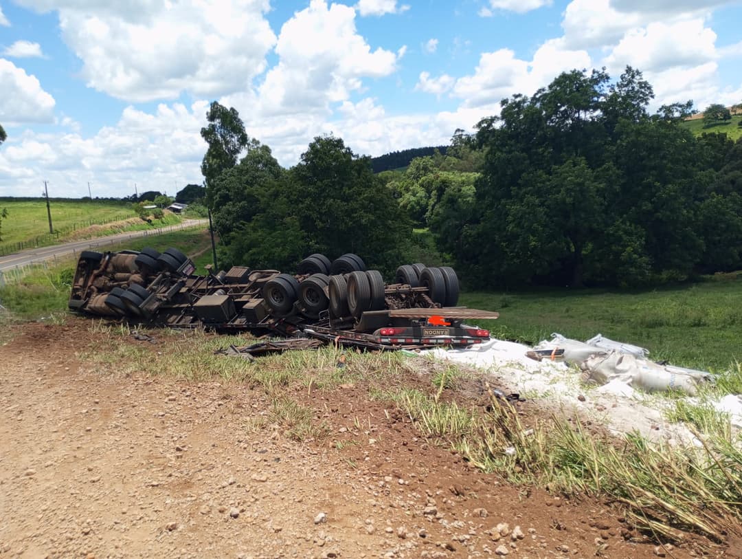 Carreta tomba em Bom Jesus do Oeste e motorista é encaminhado ao hospital