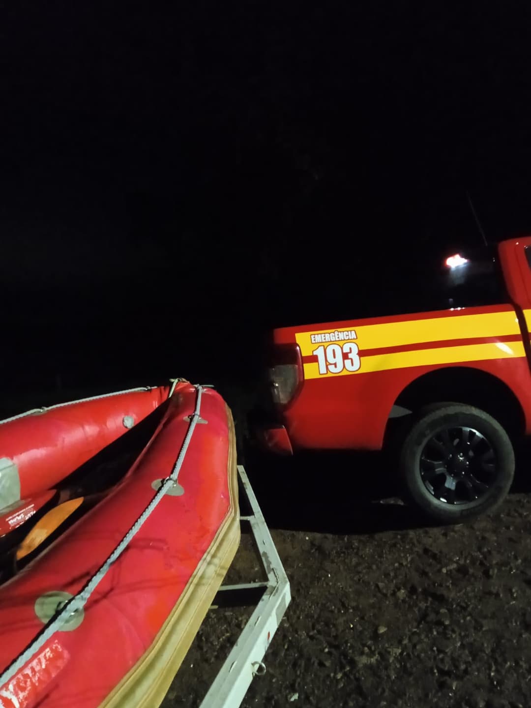 Bombeiros resgatam duas pessoas ilhadas no Rio Uruguai, em São Carlos