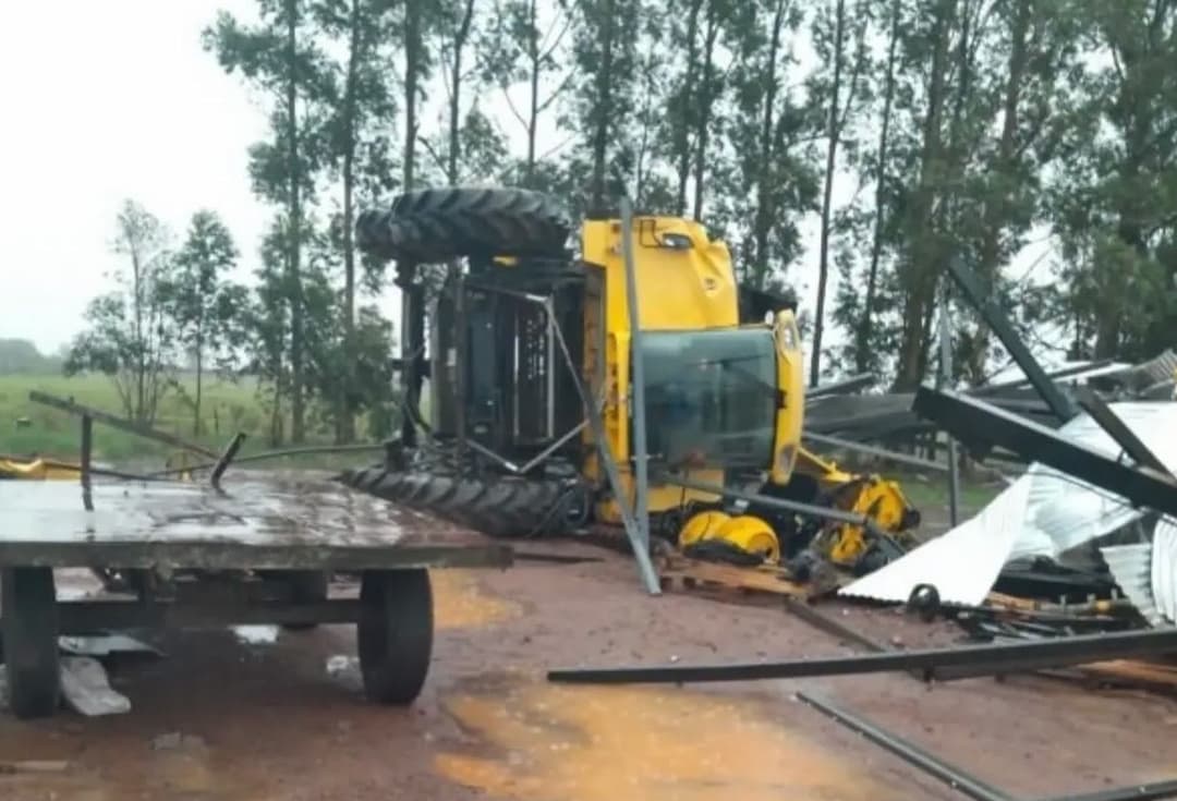 Ventos fortes derrubam ceifa de 18 toneladas