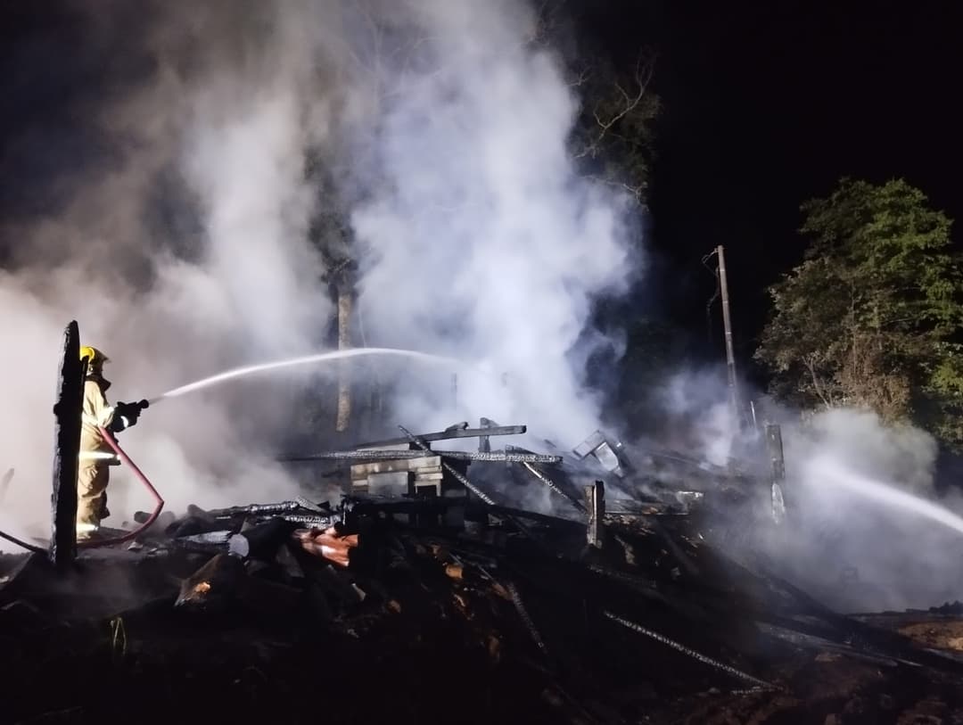 Incêndio atinge madeireira no interior de Saudades