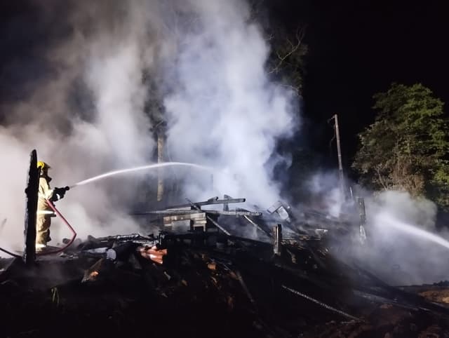 Incêndio atinge madeireira no interior de Saudades