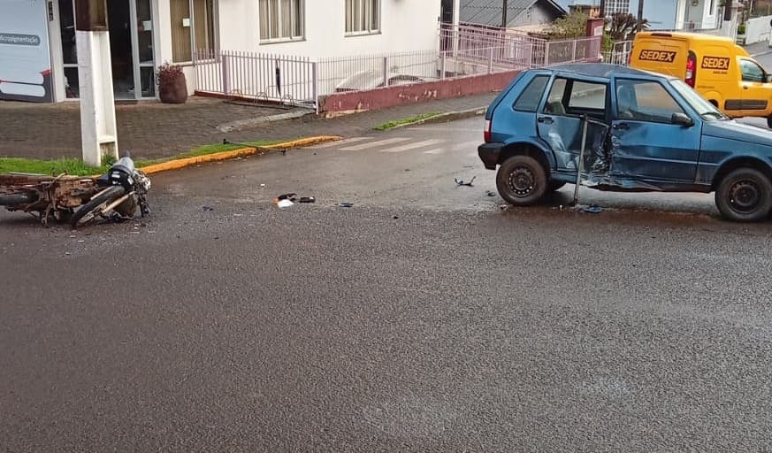 Batida entre moto e Uno afunda porta de veículo
