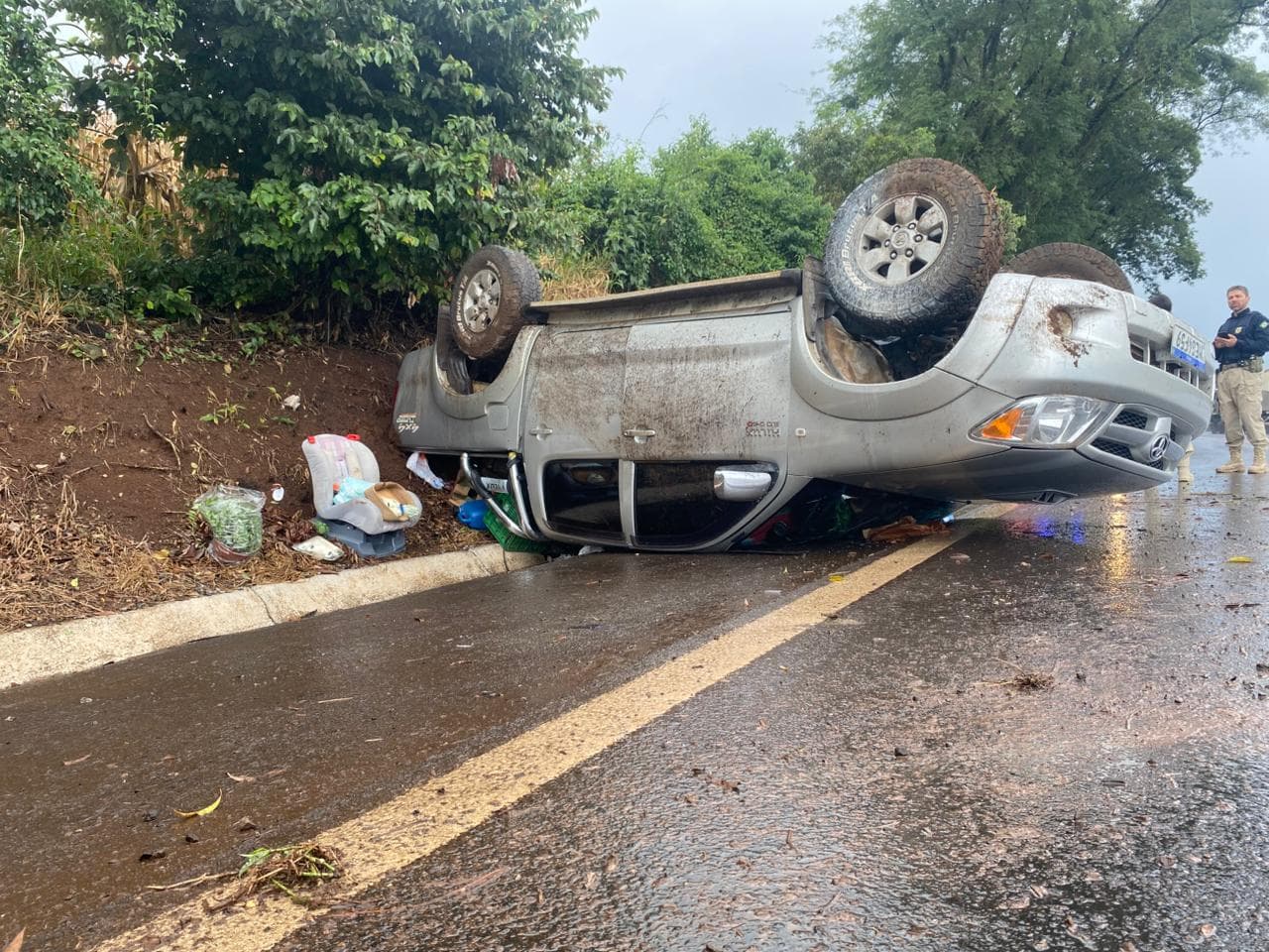 Pneus traseiros comprometidos são apontados como causa de acidente na BR-282 (Foto por Felipe Eduardo Zamboni)