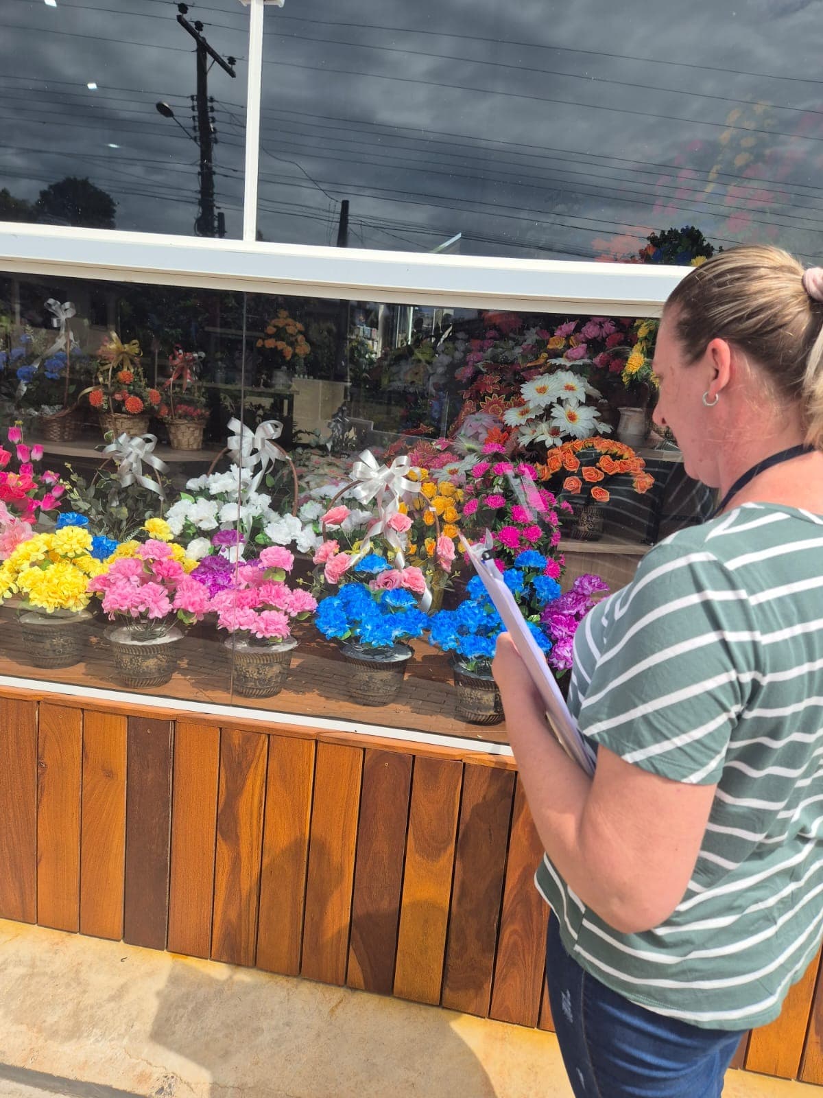 Vigilância Sanitária orienta comerciantes de flores sobre prevenção à dengue antes do feriado de Finados (Foto por ASCOM)